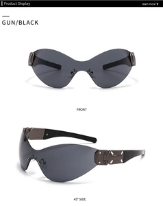 Detailoverzicht van de vierkante zonnebril in gun-black met metalen decor op de pootjes