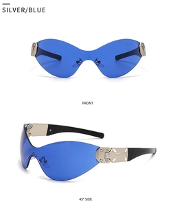 Detail van het zilveren metalen frame en de blauwe glazen van deze sportieve zonnebril