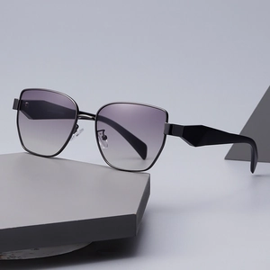 Retro Square Sunglasses Women Gradient Lens UV400 Protection Metal Frame Modern Faceted Temples Fashion Eyewear