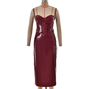 Détail d'une robe midi moulante bordeaux brillant en PVC avec décolleté en cœur