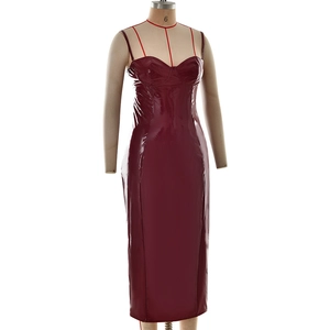 Détail de la robe moulante bordeaux en similicuir brillant avec décolleté en cœur