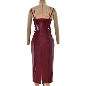 Vue arrière d'une robe midi moulante en latex bordeaux avec long zip et fente à l'ourlet