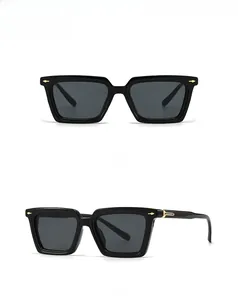 Vista frontal y de 45 grados de las gafas de sol cuadradas negras retro con adornos dorados