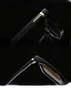 Primer plano de bisagras metálicas y especificaciones de montura de gafas de sol cuadradas
