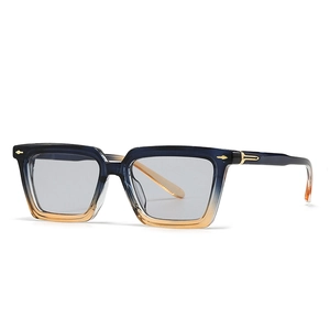 Gafas de sol cuadradas retro con montura degradada azul-marrón y detalles dorados