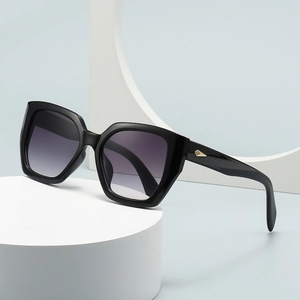Oversized Square Sunglasses UV400 Protection PC Frame Metal Diamond Detail Retro Fashion Eyewear For Women Men