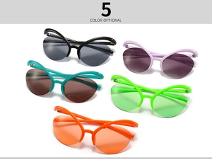 Dettaglio di occhiali da sole cat-eye moderni in cinque colori con montature ondulate
