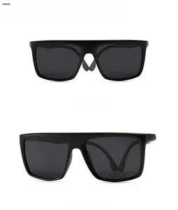 Vues de face et de profil à 45 degrés de lunettes de soleil carrées noires polarisées
