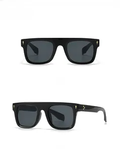 Vues de face et de profil à 45 degrés de lunettes de soleil carrées noires à clous