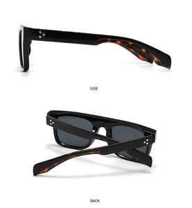 Détails de lunettes noires carrées avec rivets dorés et branches en écaille de tortue