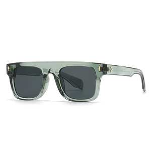 Lunettes de soleil carrées gris foncé translucides avec détails de clous fléchés dorés