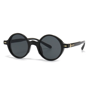 Lunettes de soleil rétro à monture noire épaisse avec détails de flèches dorées