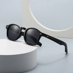 Occhiali Da Sole Quadrati Retrò Da Donna Protezione UV400 Montatura In PC Occhiali Di Moda Viaggio Con Rivetti In Metallo