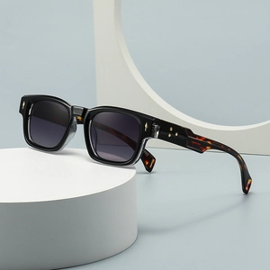 Retro Square Sunglasses UV400 Protection PC Frame Metal Rivet Detail Trendy Vintage Eyewear For Men Women
