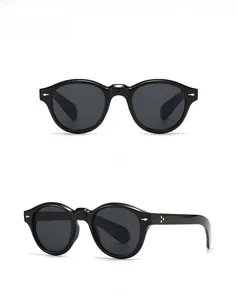 Detail der schwarzen Vintage-Sonnenbrille mit goldenen Pfeilnieten und 3-Punkt-Scharnieren