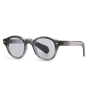 Retro graue halbtransparente Sonnenbrille mit kleinen runden Gläsern und Goldnieten