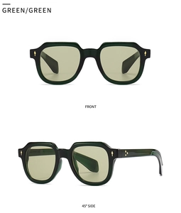 Vue détaillée de lunettes de soleil rétro vert foncé avec rivets dorés et verres verts