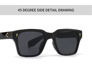 Vue latérale à 45 degrés de lunettes de soleil carrées noires avec détails fléchés dorés