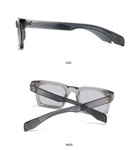 Détail des lunettes de soleil gris transparent avec rivet floral doré sur la branche