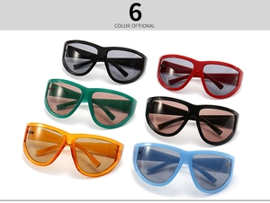 Dettaglio di occhiali da sole futuristici a maschera in sei colori su sfondo bianco