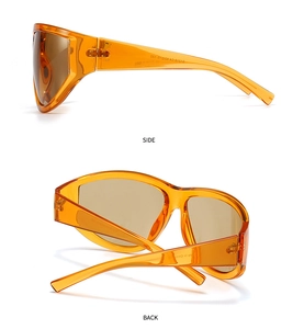 Vista laterale e posteriore di occhiali da sole sportivi ambra con ampie aste dal look futuristico