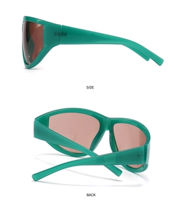 Dettaglio della vista laterale e posteriore degli occhiali da sole futuristici verde smeraldo