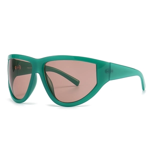 Occhiali da sole futuristici con montatura verde e lenti rosa in vista a 45 gradi angolata
