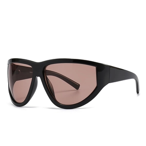 Occhiali da sole oversize futuristici a poligono con montatura nera e lenti sfumate