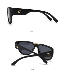 Détail de lunettes de soleil papillon noires avec logo C en métal doré sur la branche