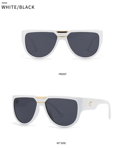 Détail de lunettes de soleil papillon blanches avec pont doré et logo C sur les branches