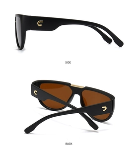Détail de lunettes papillon noires avec logo C doré sur les branches larges latérales