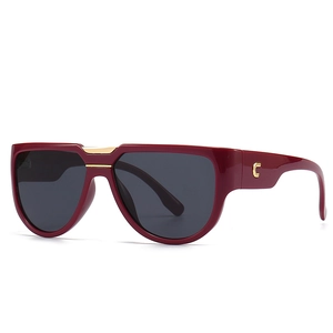 Lunettes de soleil papillon rouge vin avec détails dorés en C et verres foncés chic