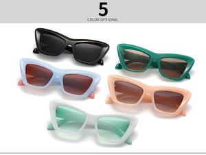 Cinque paia di occhiali da sole cat-eye in colori gelatina sfumati su sfondo bianco