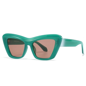 Occhiali da sole cat-eye alla moda con montatura verde lucida e lenti marroni