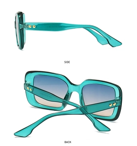 Detailansicht der transparenten quadratischen Sonnenbrille mit blau-orangefarbenem Verlauf