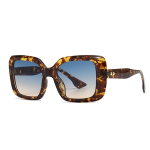 Moderne quadratische Sonnenbrille in Schildpatt-Optik mit Gläsern mit Farbverlauf