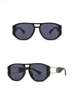 Moderne quadratische Sonnenbrille in Schwarz mit Metallakzenten und Doppelsteg-Design