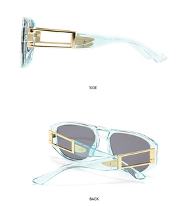 Detailaufnahme der hellblauen Acetatfassung mit goldenen Metallelementen und Gläsern