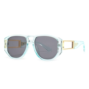 Moderne quadratische Sonnenbrille mit hellblauem Acetatrahmen und goldenen Metallbügeln