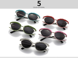 Détail de cinq couleurs lunettes de soleil œil de chat avec strass colorés et verres gris