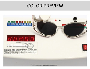 Gros plan de lunettes de soleil œil-de-chat avec strass testant la protection UV400