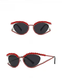 Vue de face et à 45 degrés de lunettes œil-de-chat rouges avec strass et verres noirs