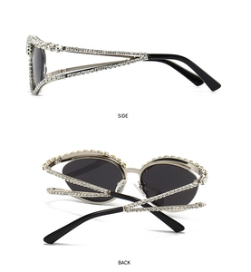 Détail de lunettes de soleil œil de chat serties de strass sur le côté et les branches