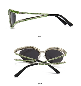 Détails de lunettes œil de chat argentées avec strass émeraude et verres fumés foncés