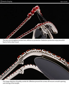 Détail macro de lunettes de soleil œil-de-chat avec strass rouges et charnières en métal