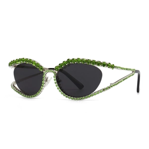 Lunettes de soleil œil-de-chat avec strass verts et monture en métal pour look de rue