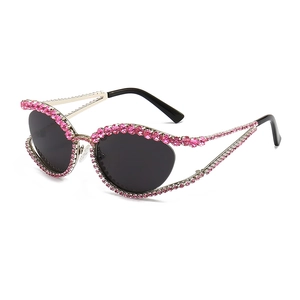 Lunettes de soleil œil-de-chat avec strass roses et verres gris pour un style urbain