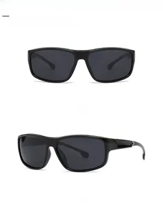 Vues de face et de profil à 45 degrés des lunettes de soleil noires carrées polarisées