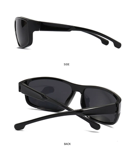 Détail de lunettes de soleil carrées noires montrant le profil latéral et le design plié