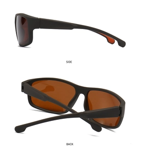 Détail de lunettes de soleil de sport noir mat avec verres polarisants orange contrastés